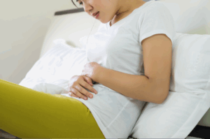 お腹が張るのは何の病気？主な原因や対処法について解説