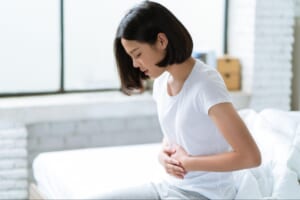 左下腹部を押すと痛い…男性・女性の考えられる病気について解説